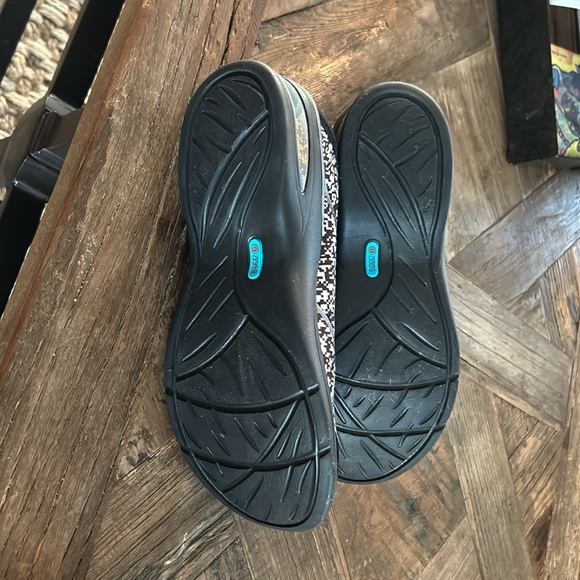 NWOT BZees Arch Support Shoes with Small Heel - Picture 5 of 5